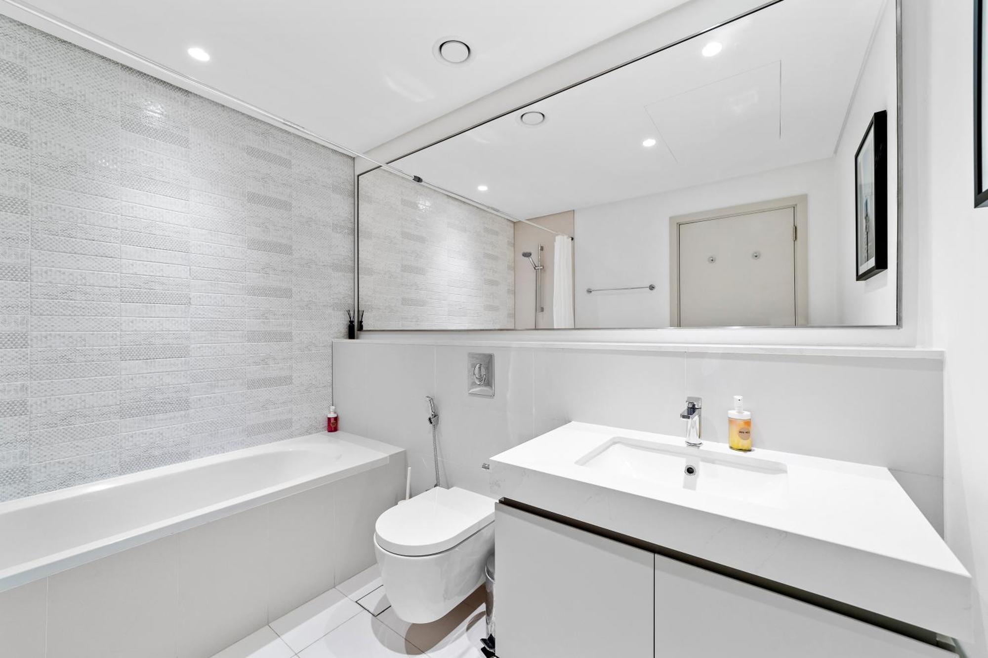 Spacious 2 Bhk Next To The - Sunrise Bay Apartment