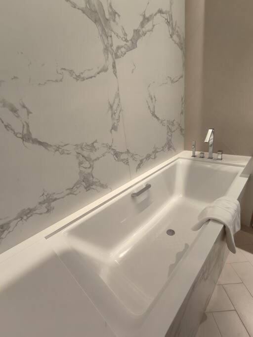 Luxury Of 1 Minute Walk To Burj Khalifa & D/opera Apartment