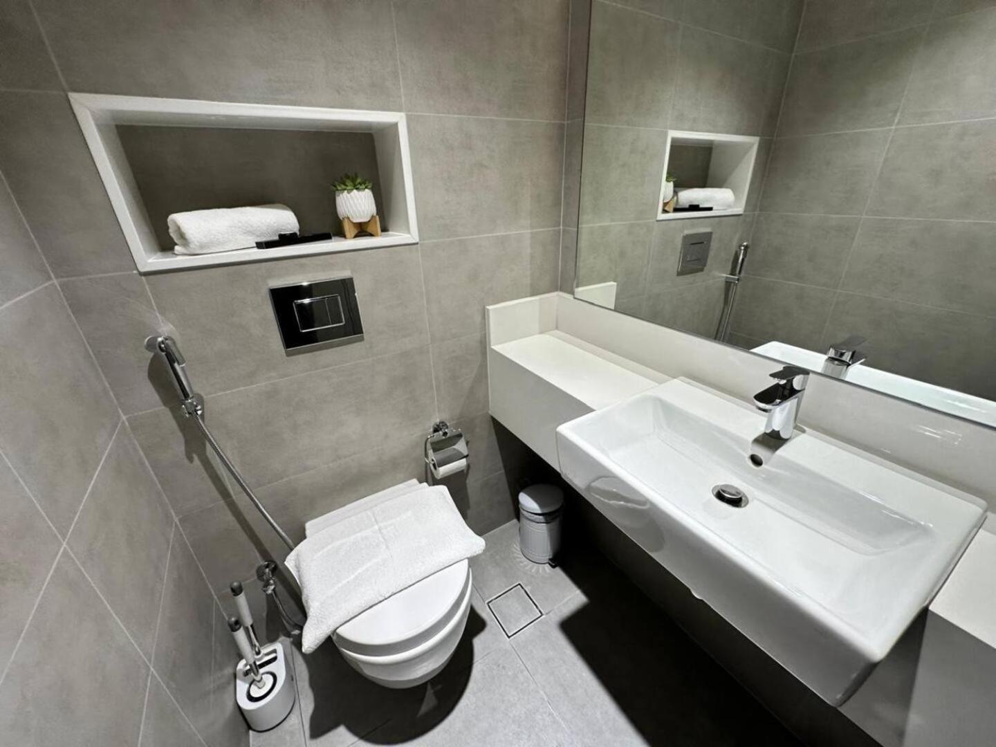 Spacious 1bedroom W Lagoon In Al Maktoum * Dubai