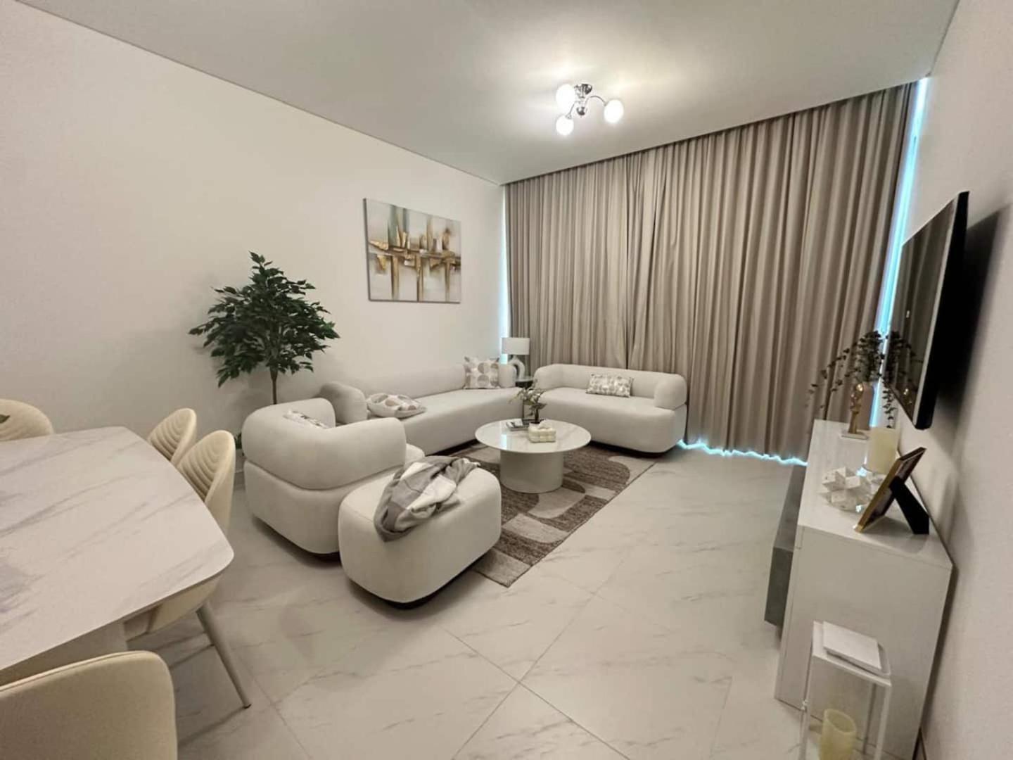 Spacious 1bedroom W Lagoon In Al Maktoum Apartment
