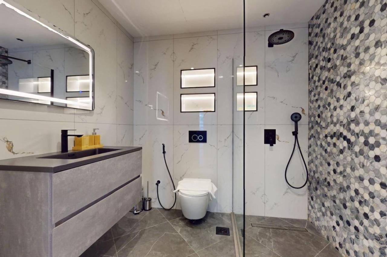 Torch Tower - Fashionable Two Bedroom Apartment Dubai