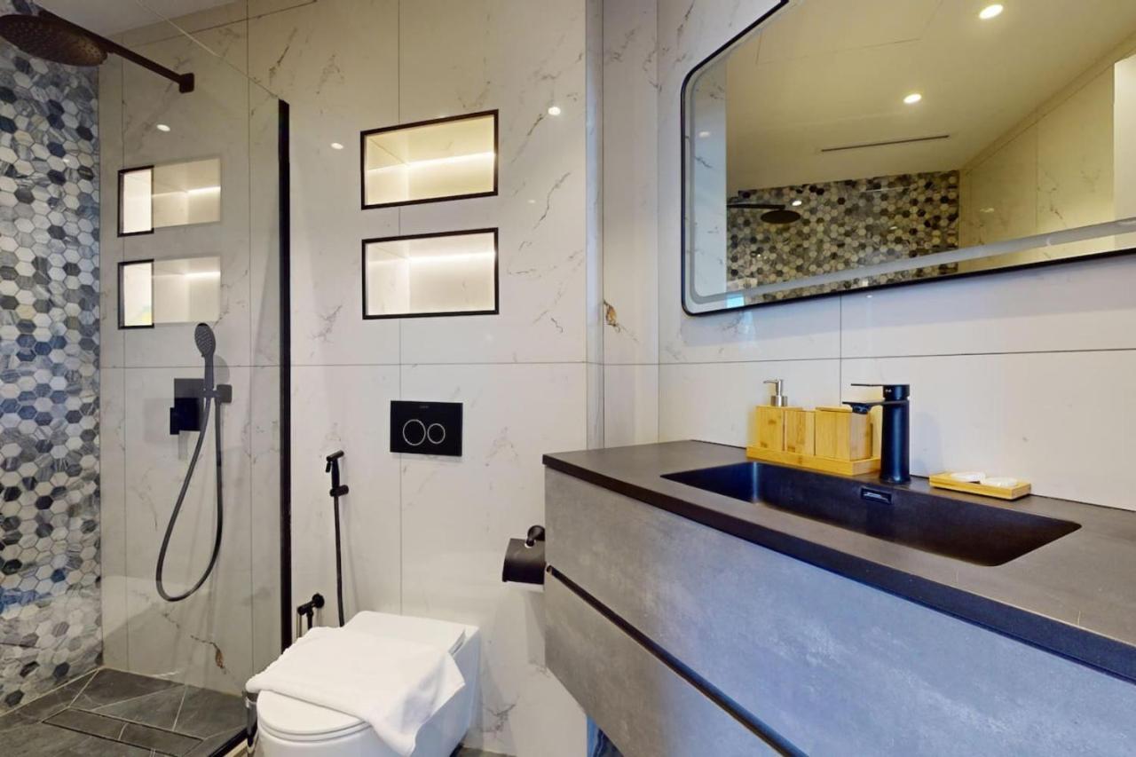 Torch Tower - Fashionable Two Bedroom *