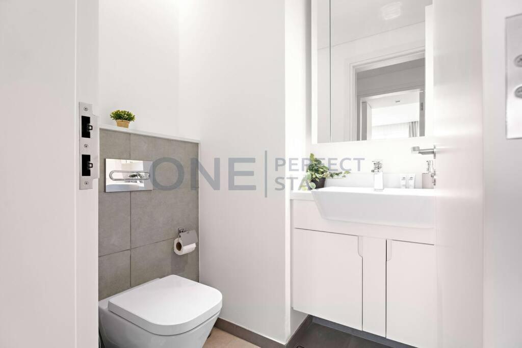 Apartment 1br Stunning Views In Business Bay With Pool & Gym Dubai