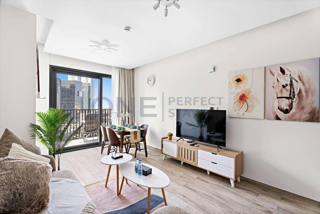 1br Stunning Views In Business Bay With Pool & Gym *