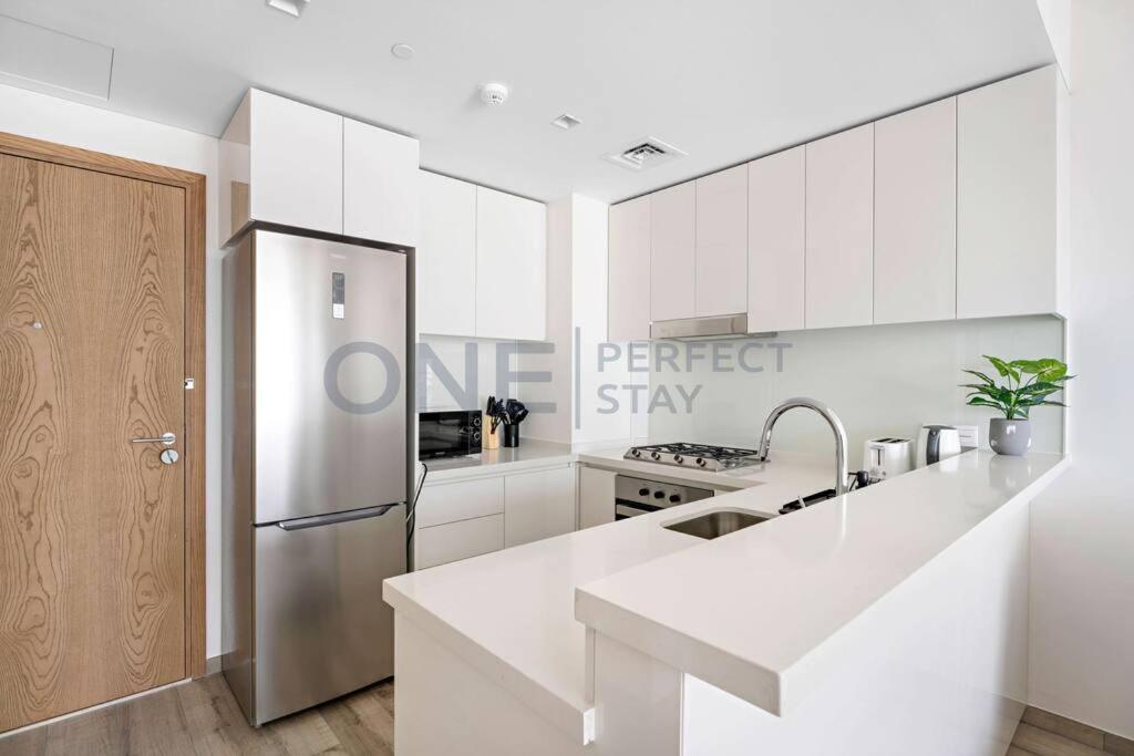 1br Stunning Views In Business Bay With Pool & Gym * Dubai