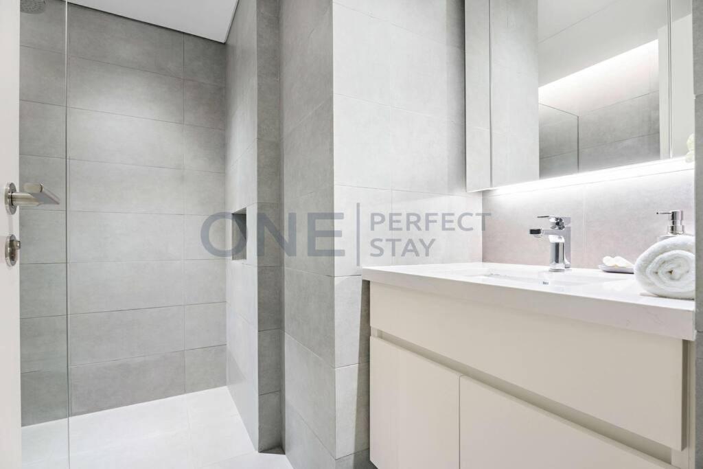 1br Stunning Views In Business Bay With Pool & Gym Apartment Dubai