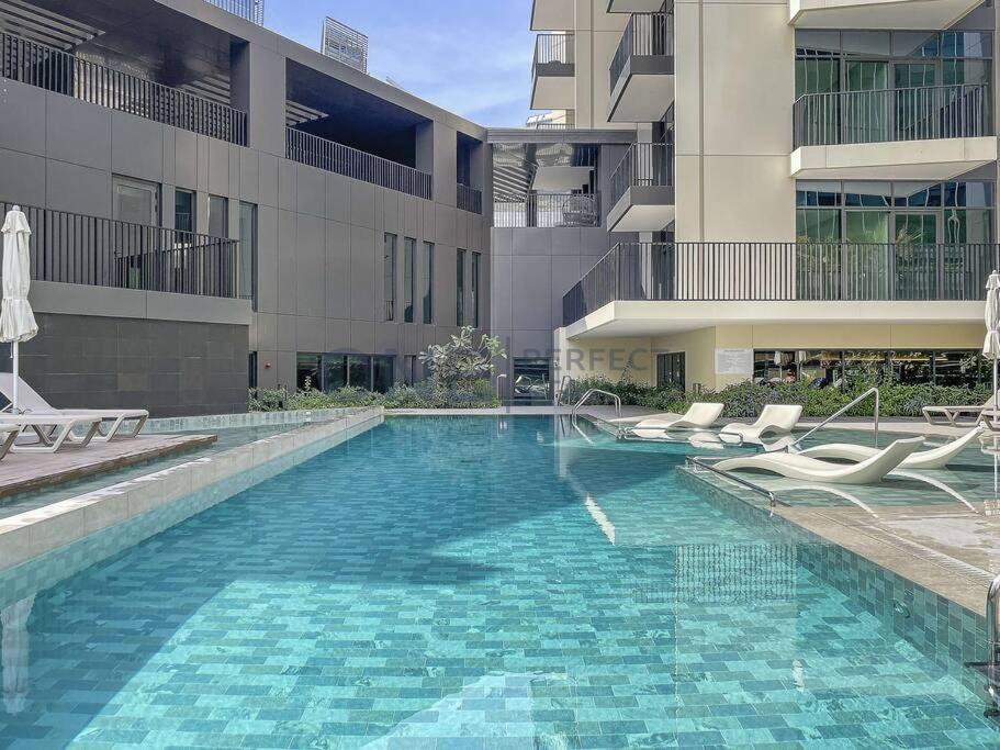 1br Stunning Views In Business Bay With Pool & Gym Apartment