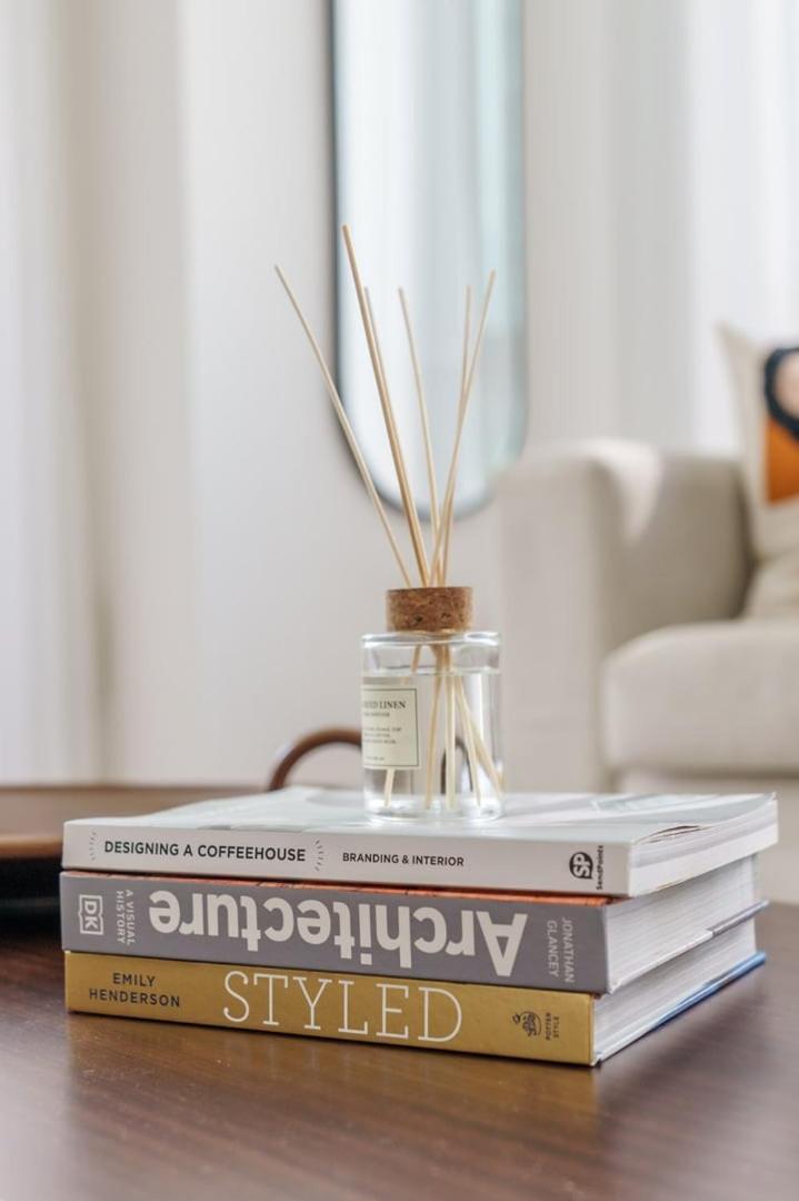 Guestready - Modern White With Fountain View Apartment Dubai