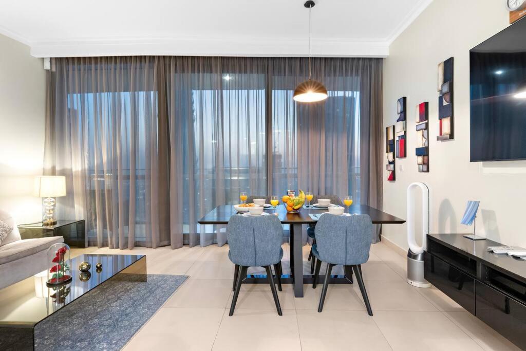 First Class 2br Chic Cityscape Apartment Dubai