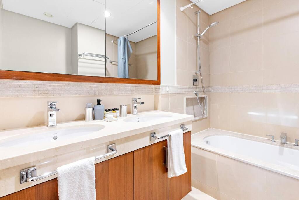 Apartment First Class 2br Chic Cityscape