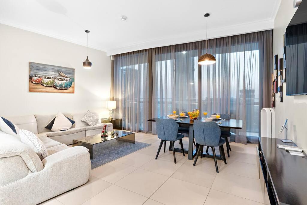 First Class 2br Chic Cityscape Apartment Dubai