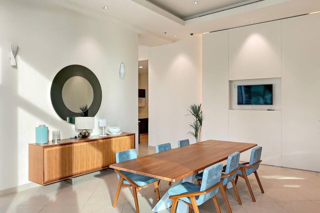 First Class 2br Chic Cityscape Apartment Dubai
