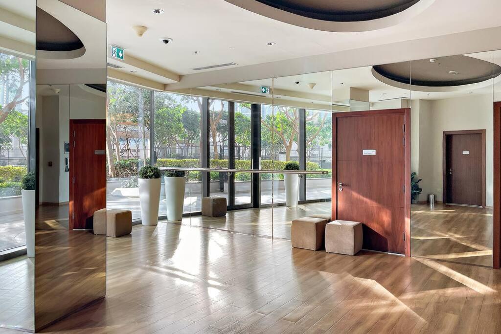 First Class 2br Chic Cityscape Apartment Dubai