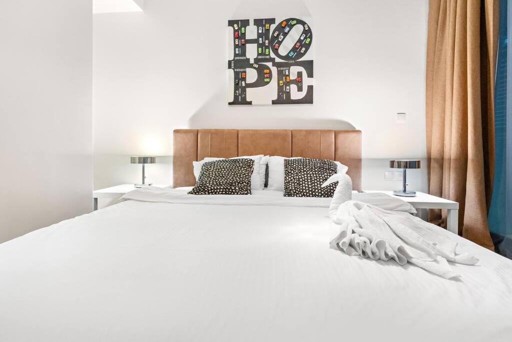 First Class 2br Chic Cityscape Apartment Dubai