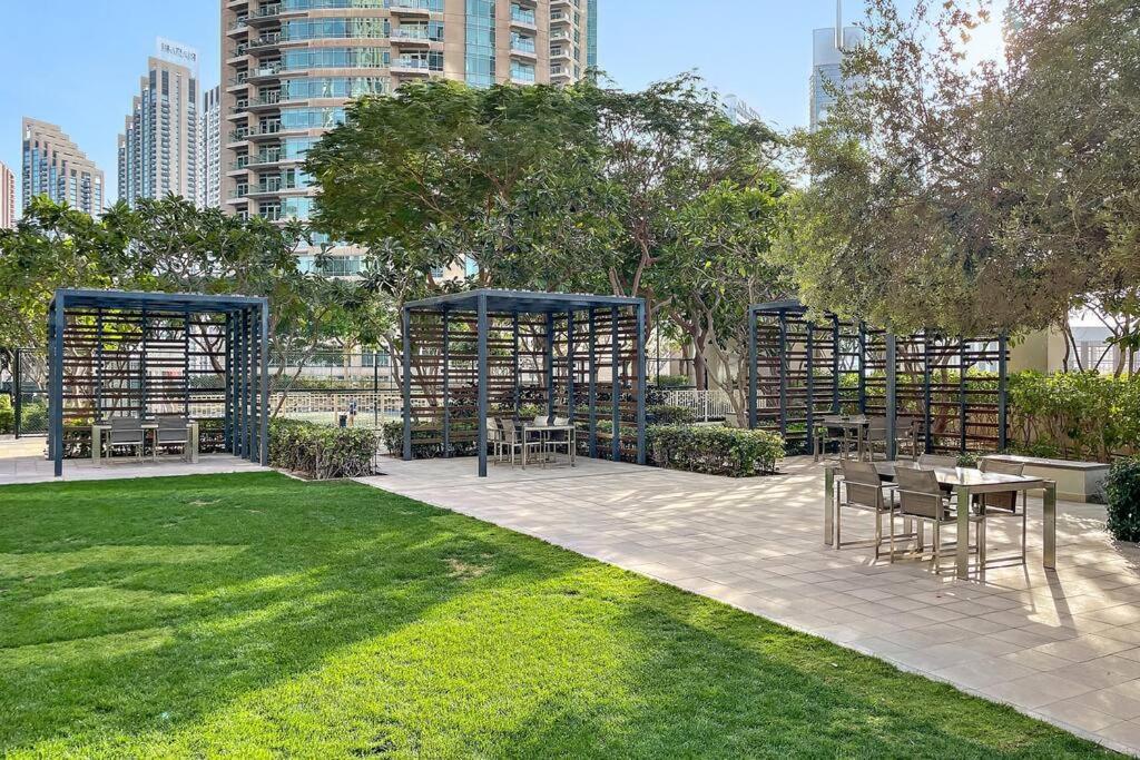 First Class 2br Chic Cityscape Apartment