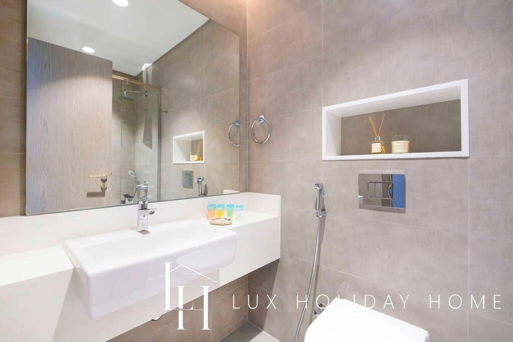 Apartment Lux The Burj View District One Dubai