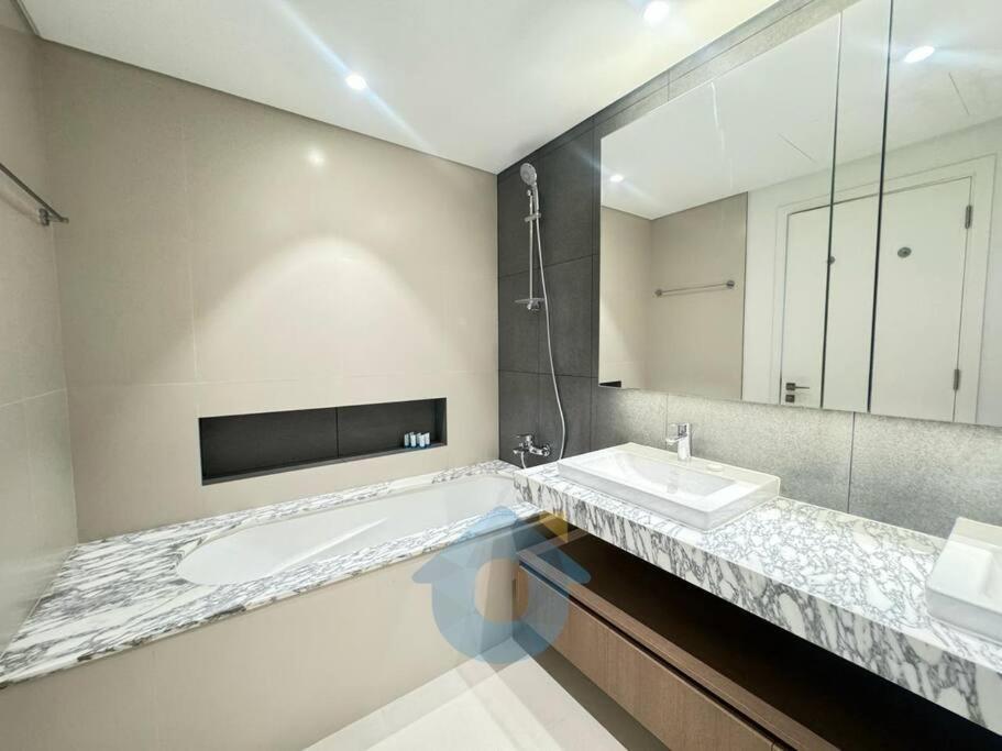 Like - 5202 Luxurious 3bhk With Stunning Views Apartment *
