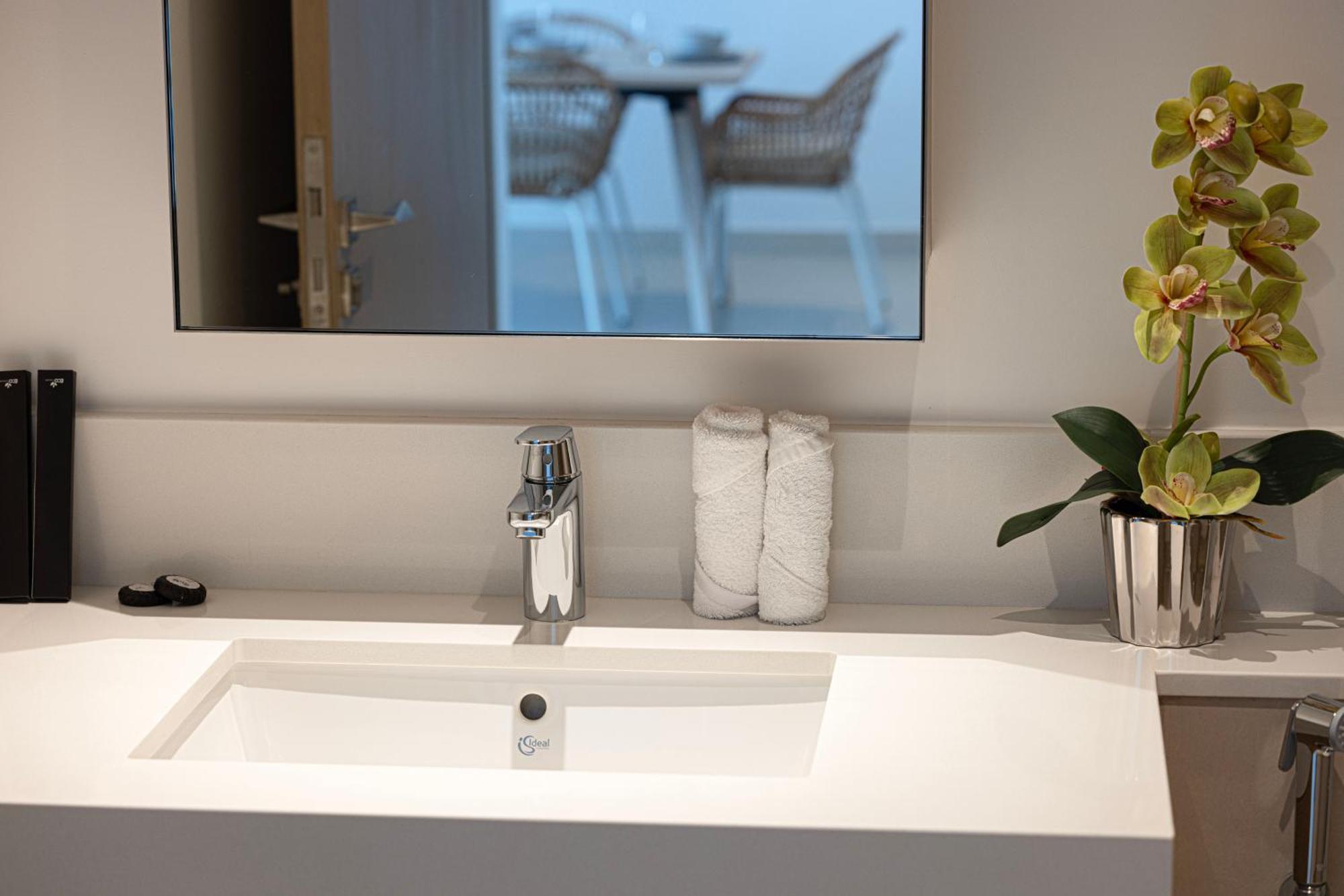 Exclusive High Floor 1br - Skyline View Apartment *