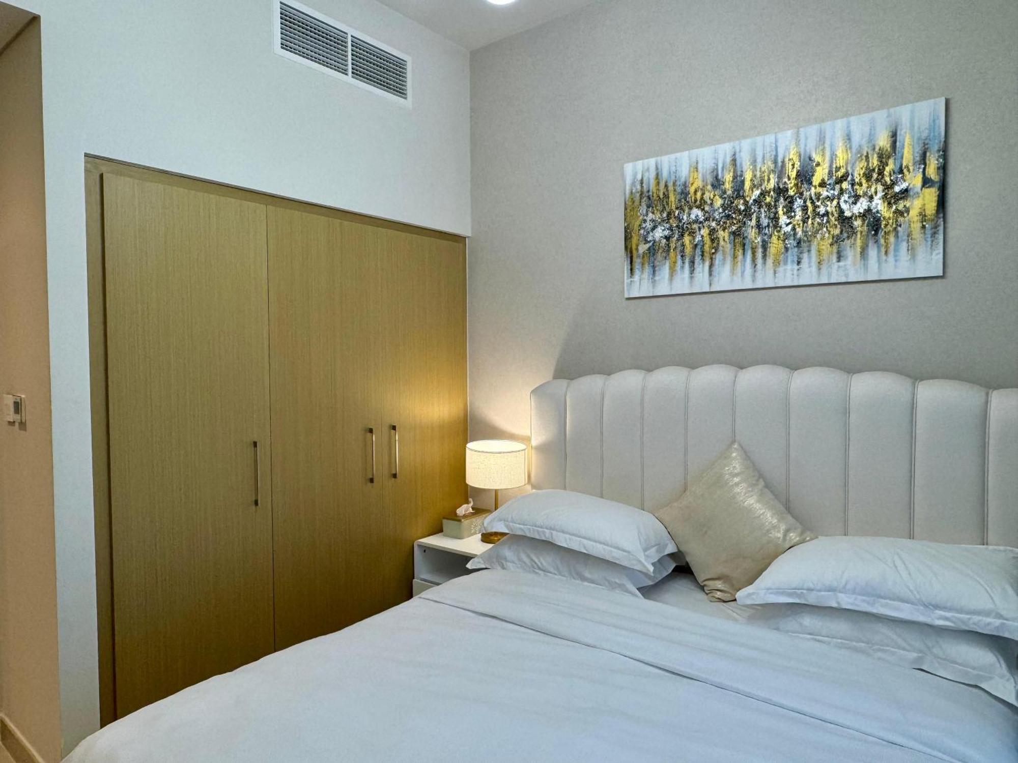 Luxurious 2 Bedroom In Creek Harbour Apartment *