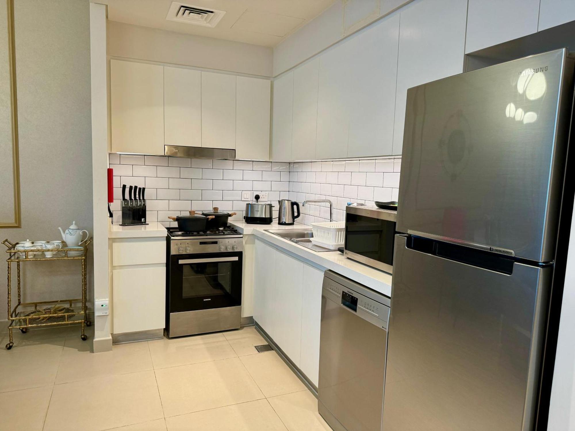 Luxurious 2 Bedroom In Creek Harbour Apartment *