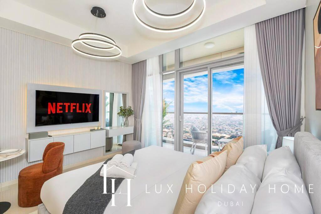 Lux The Aykon Apartment