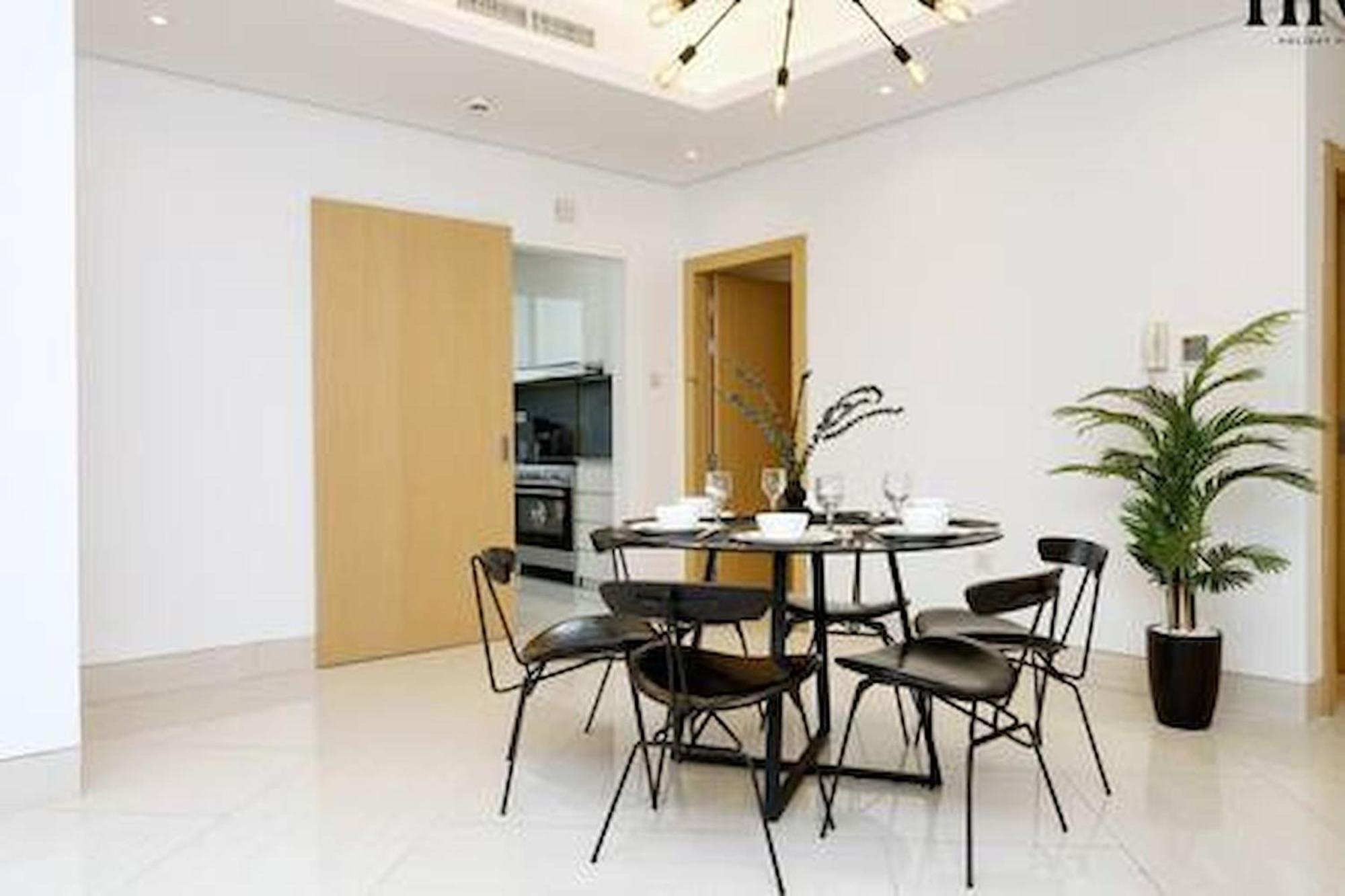 Beautiful 2 Bed In Al Warqa Apartment