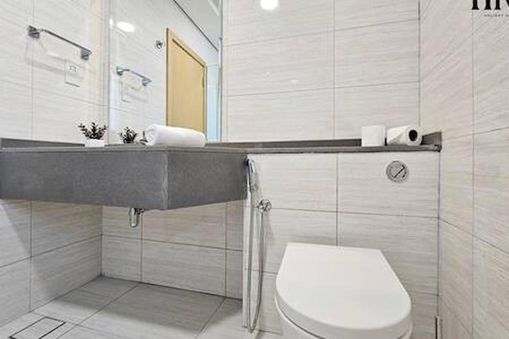 Apartment Beautiful 2 Bed In Al Warqa *