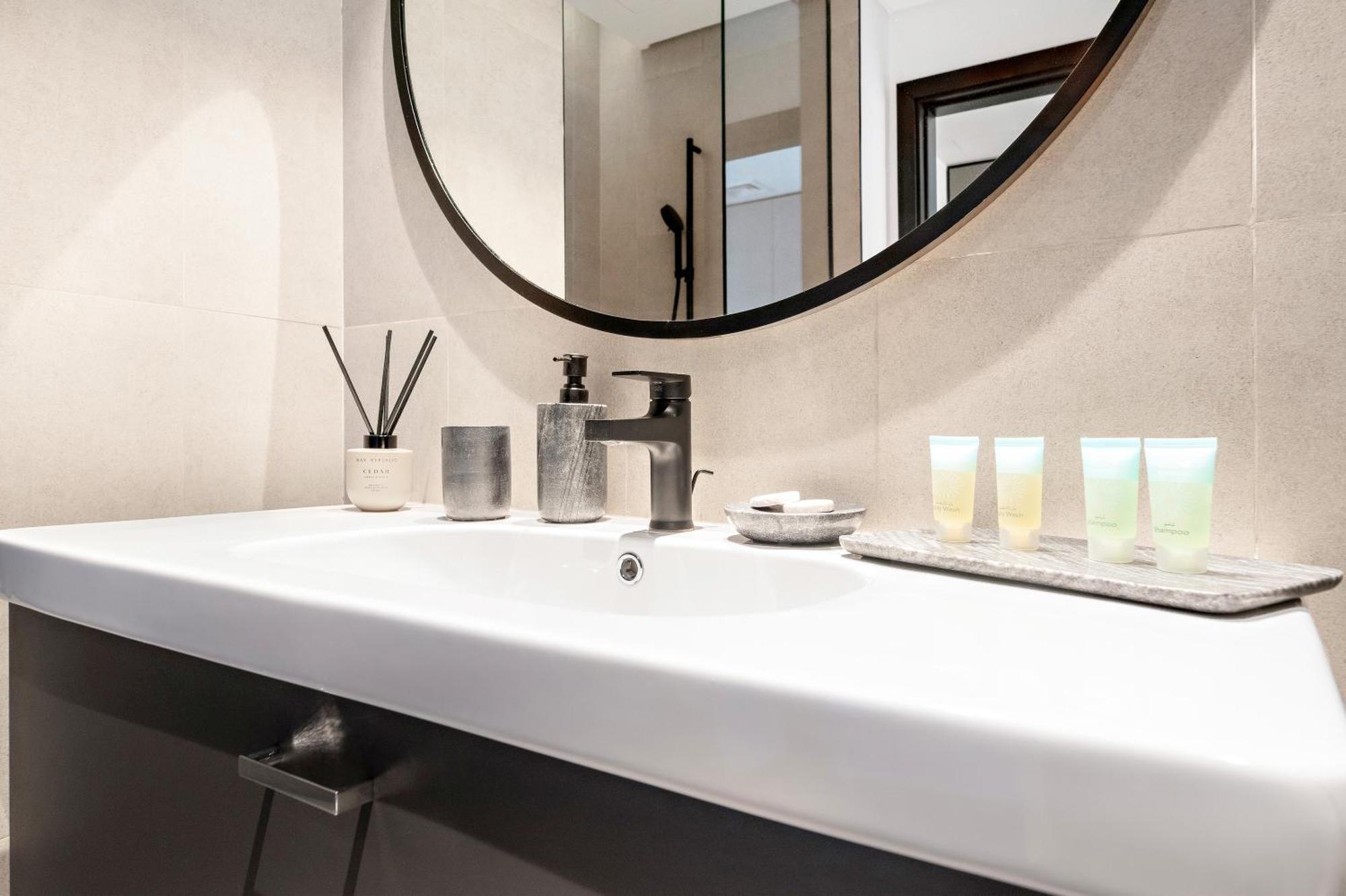 Lux 15 Northside With A Pool, Gym & Canal Views Dubai
