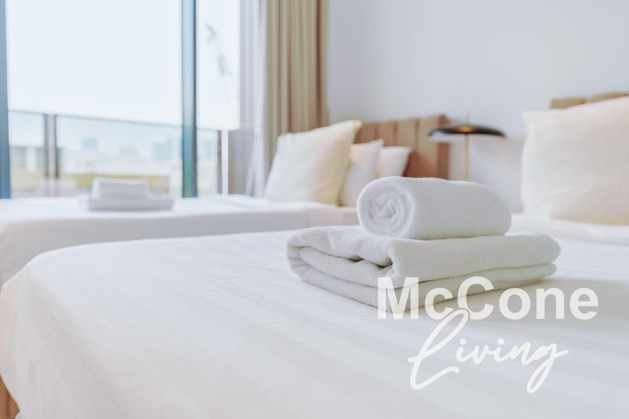 Apartment Upscale 2br With Private Terrace & Pool View Dubai