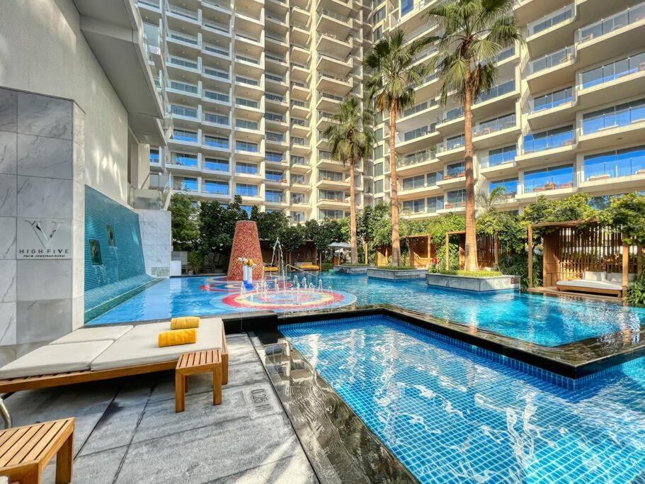 First Class 2br Palm Paradise Dubai