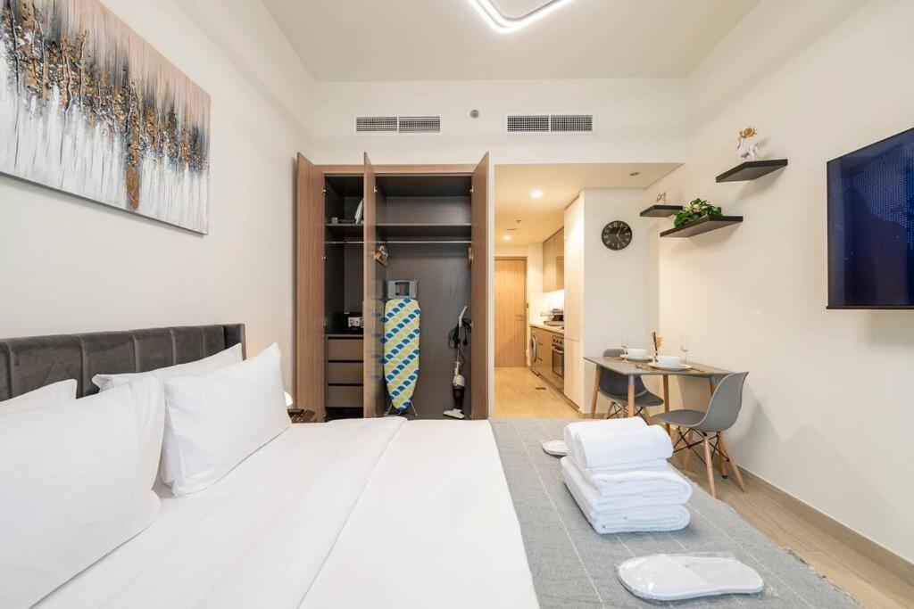 Apartment Cozy Studio By Skylight Azizi Riviera 41 Dubai