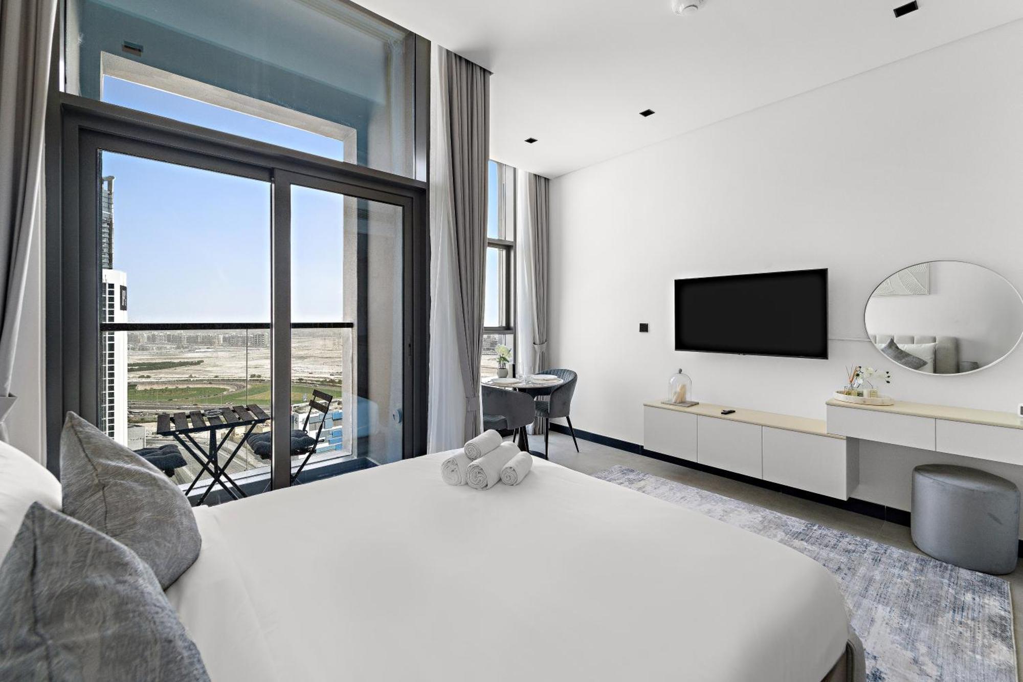 Lux 15 Northside With A Pool, Gym & Canal Views