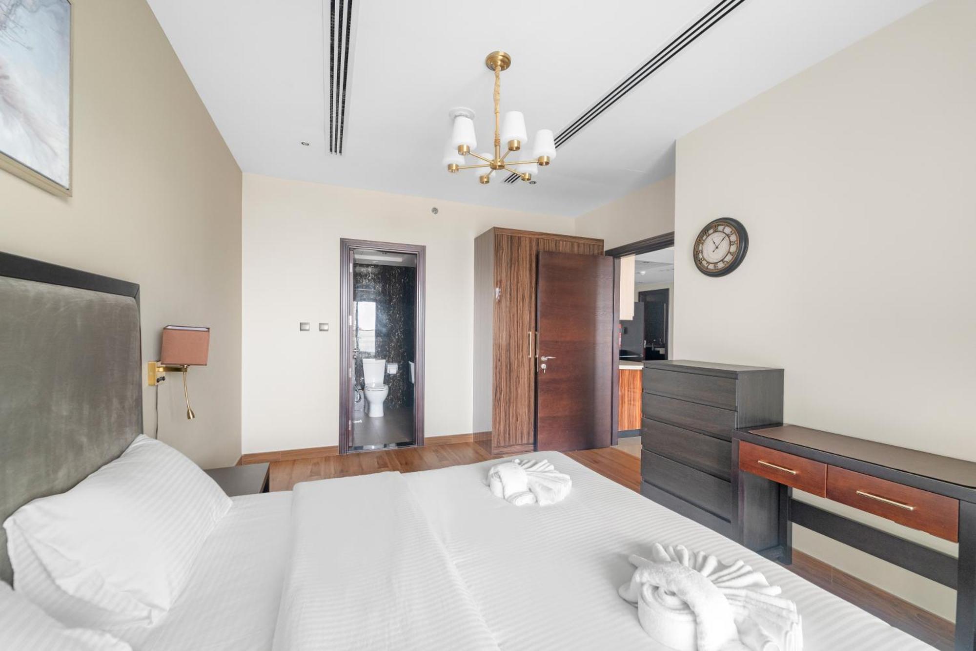 Apartment Close To Downtown - New 1 Bedroom With Parking *