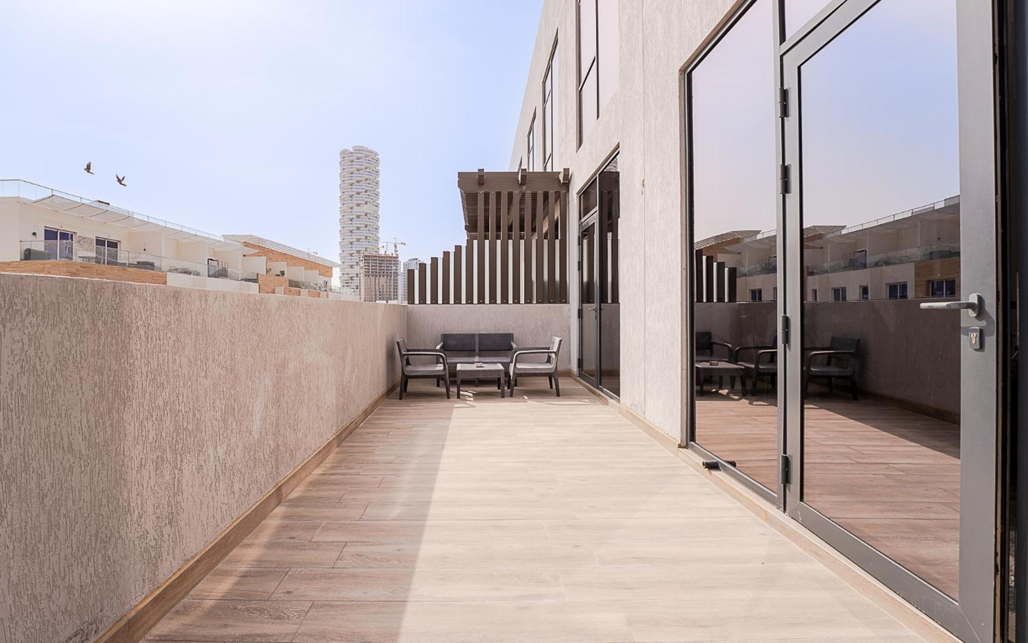 Modern Jvc 1br With Spacious Terrace Apartment