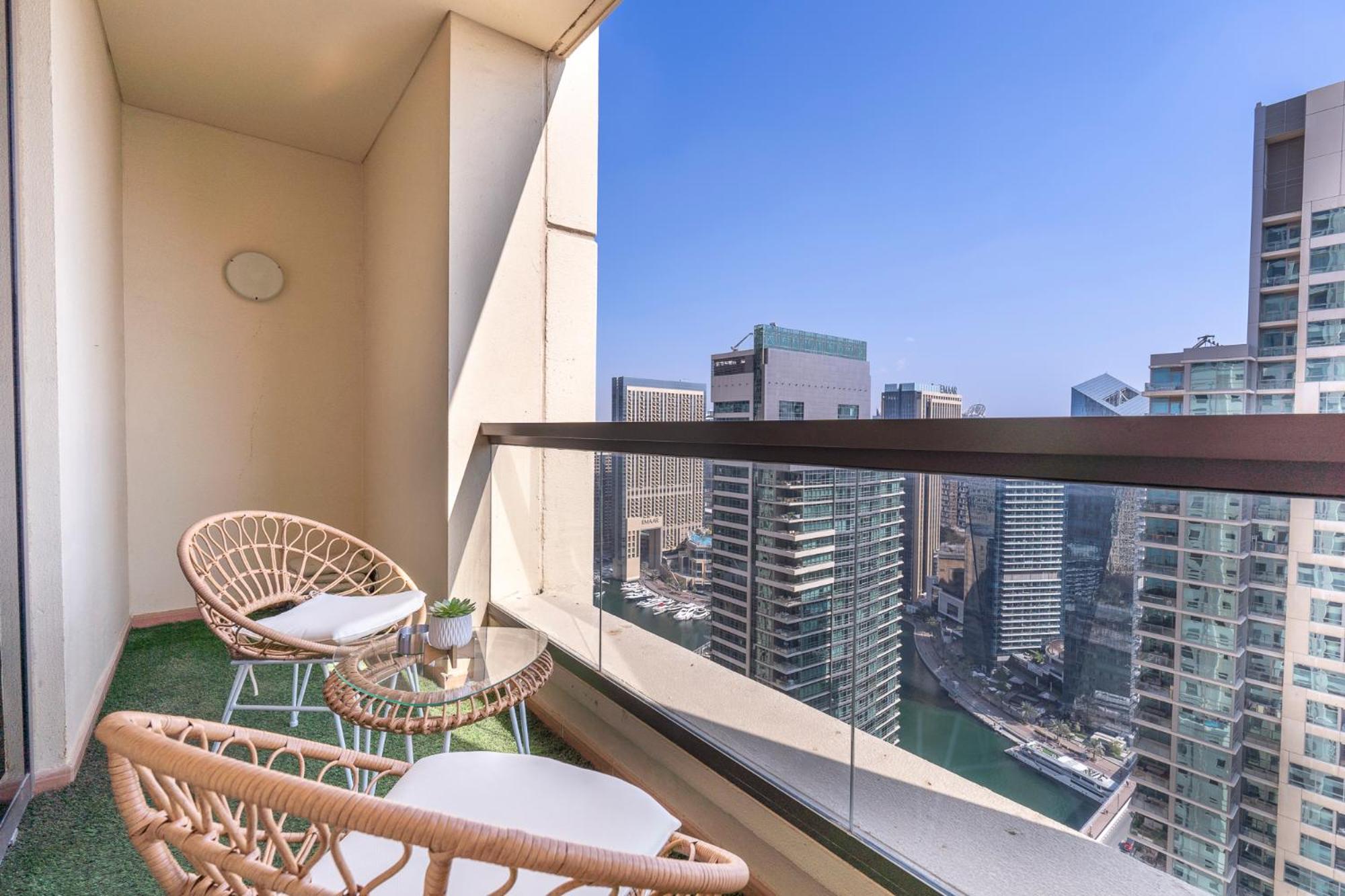 Cool 2 Bedroom Flat With Stunning Marina Views