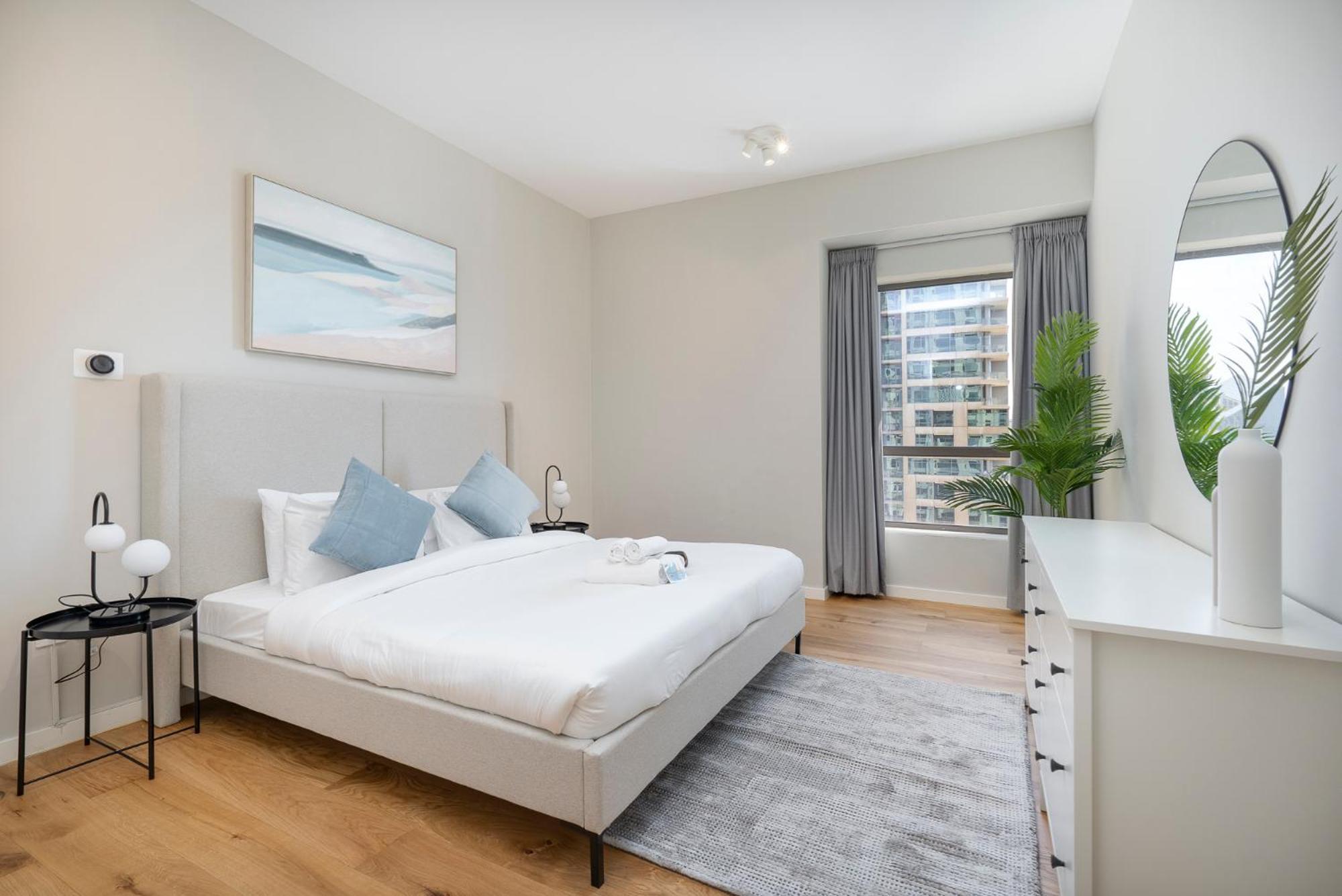 Cool 2 Bedroom Flat With Stunning Marina Views *
