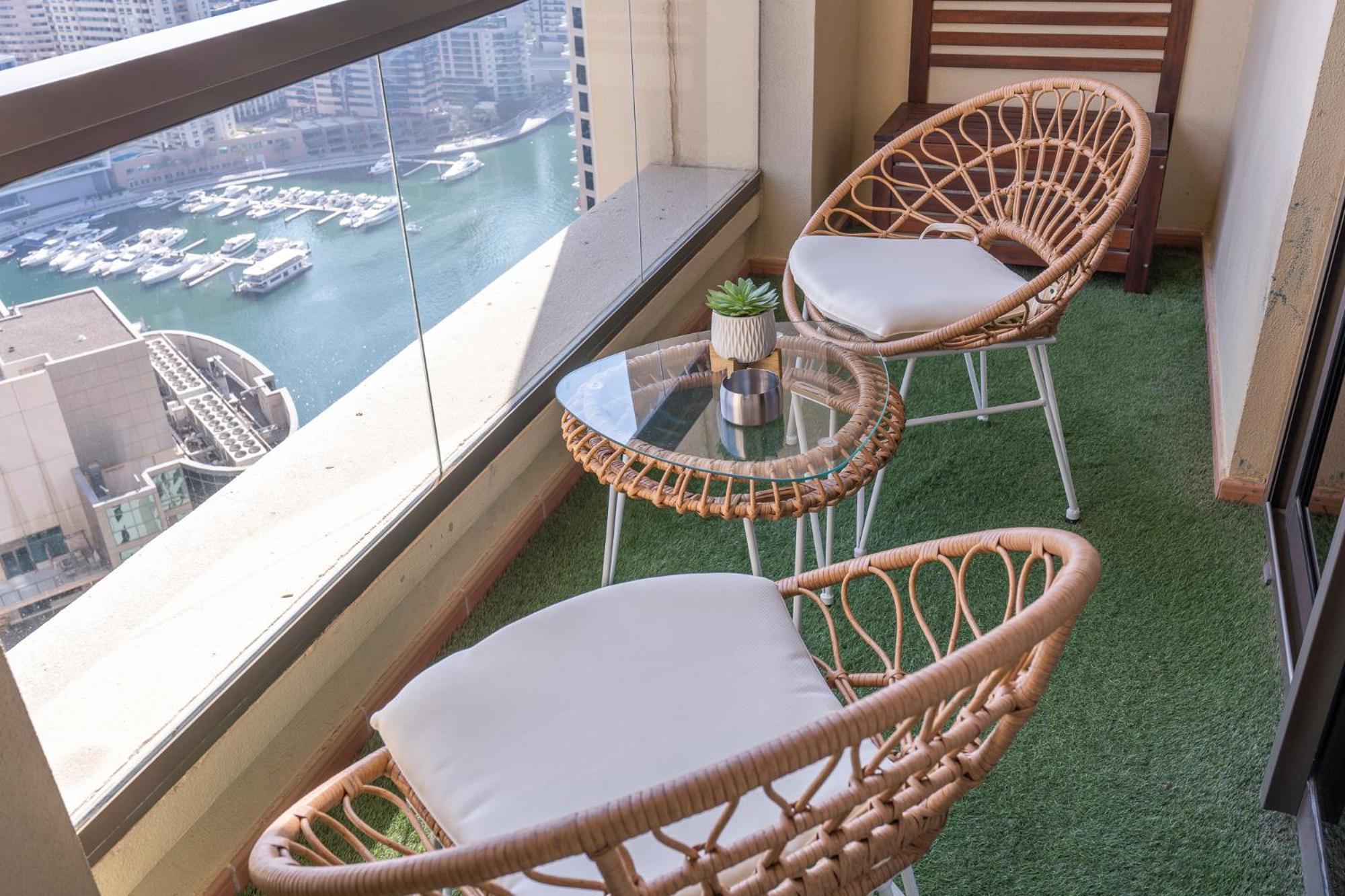 Cool 2 Bedroom Flat With Stunning Marina Views *