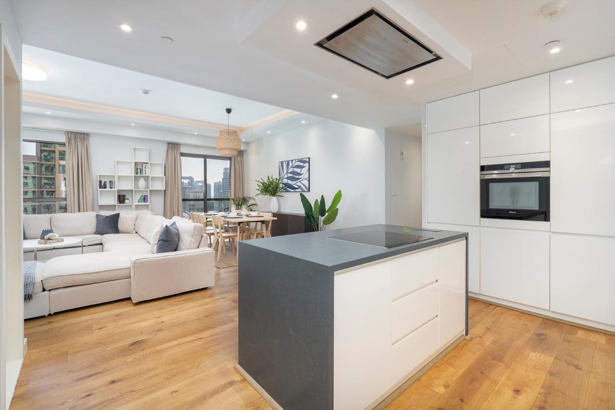 Cool 2 Bedroom Flat With Stunning Marina Views