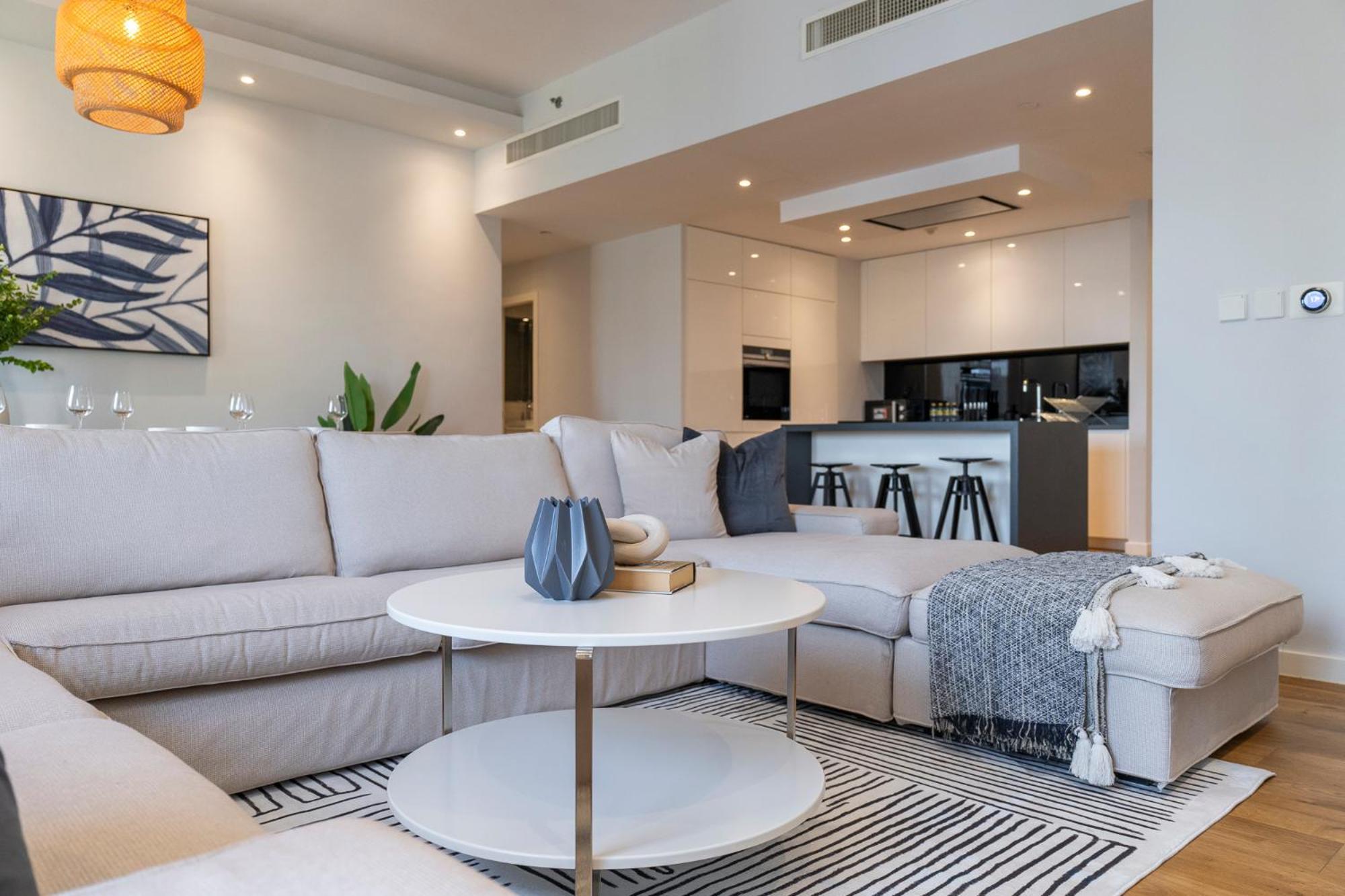 Cool 2 Bedroom Flat With Stunning Marina Views