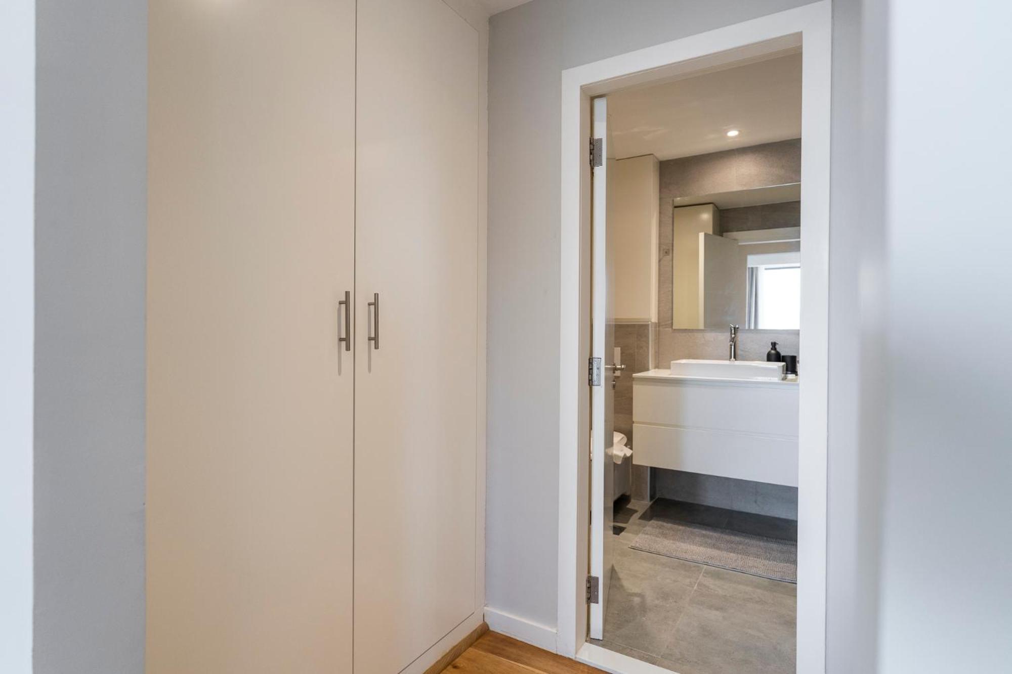 Cool 2 Bedroom Flat With Stunning Marina Views Apartment
