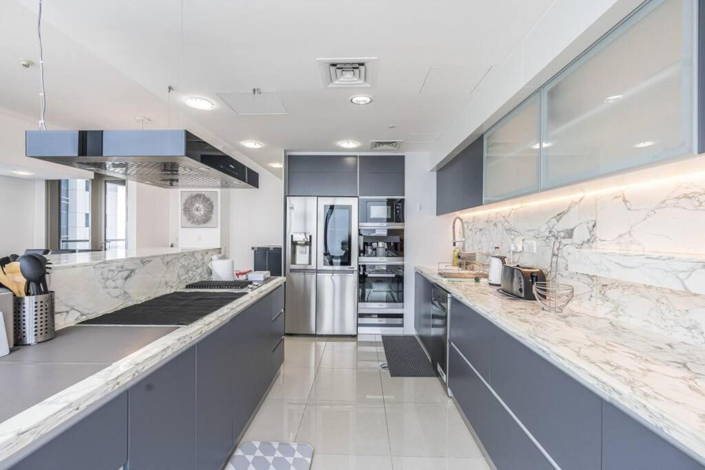 Luxury Ocean Heights Views, Marina, 4 Bds