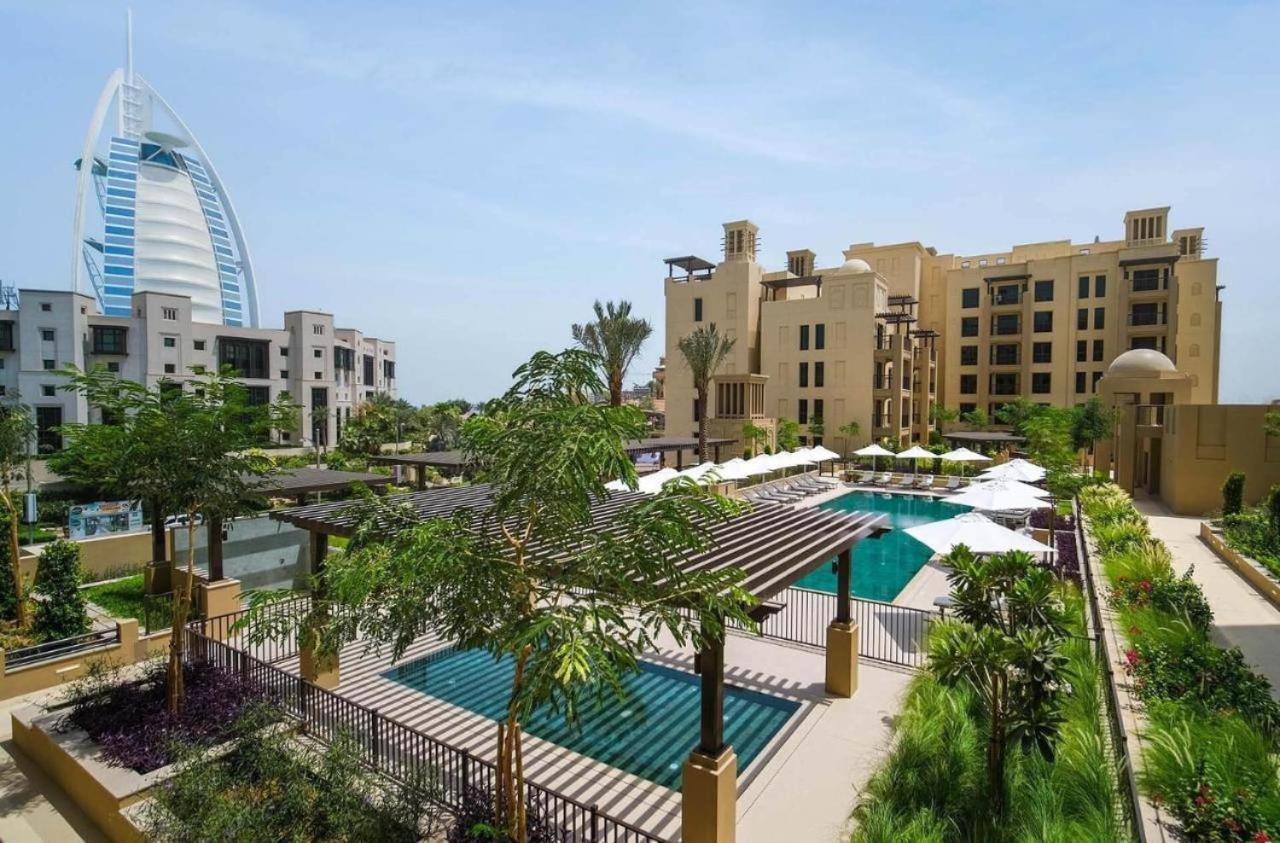 Luxury One Bedroom Apartment *