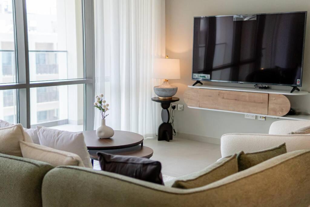 Stylish 2 Bedroom At Vida Residence, Creek Apartment Dubai