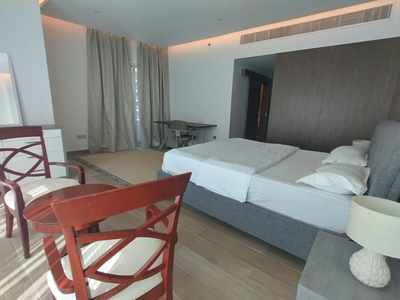 Upgraded 2 Bedroom At Marina Apartment