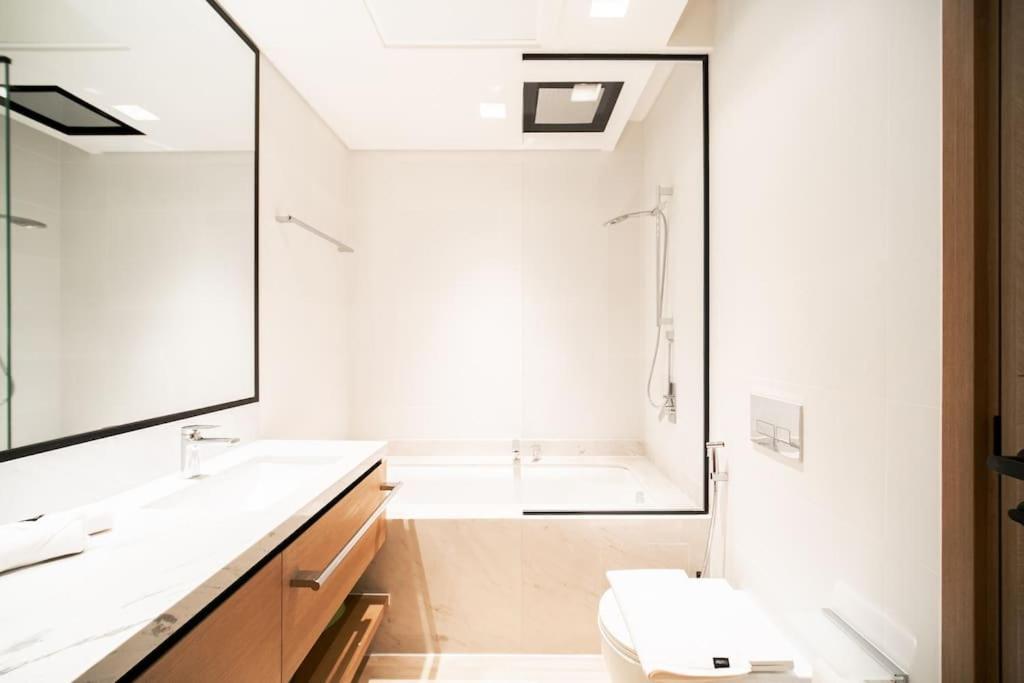 Bright 1-bdr View Of Harbour Creek Dubai