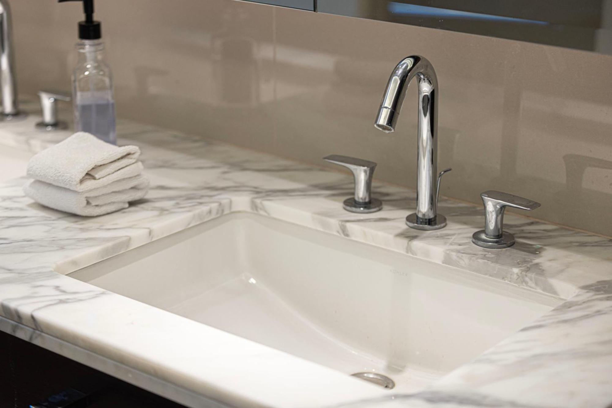 Easemytrip - Exquisite Downtown 2br In Address Skyview Tower 1