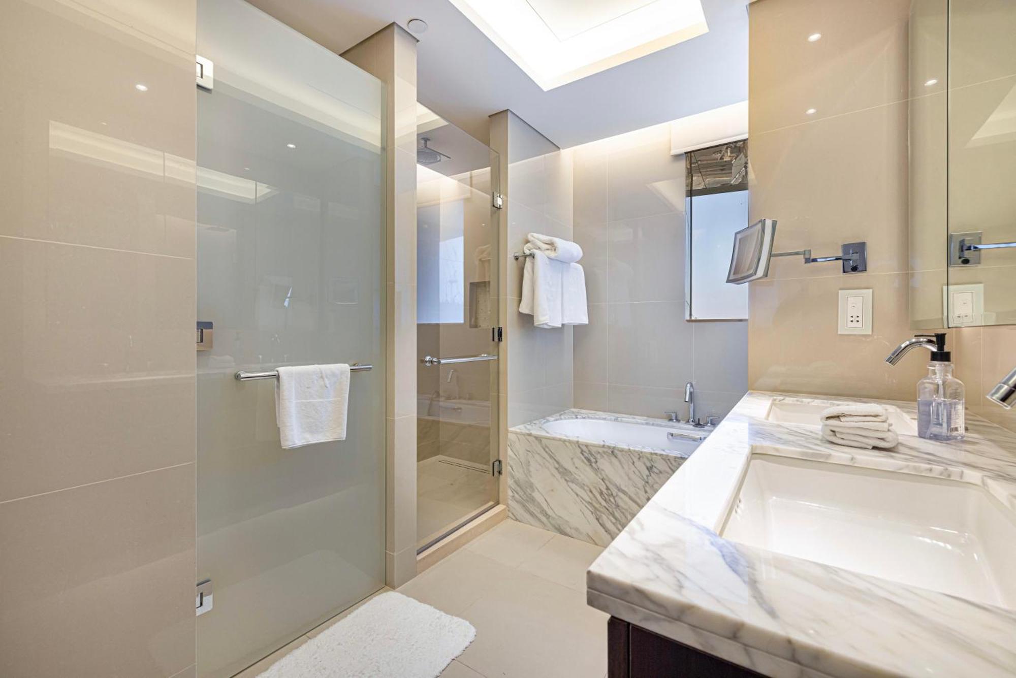 Easemytrip - Exquisite Downtown 2br In Address Skyview Tower 1 Dubai