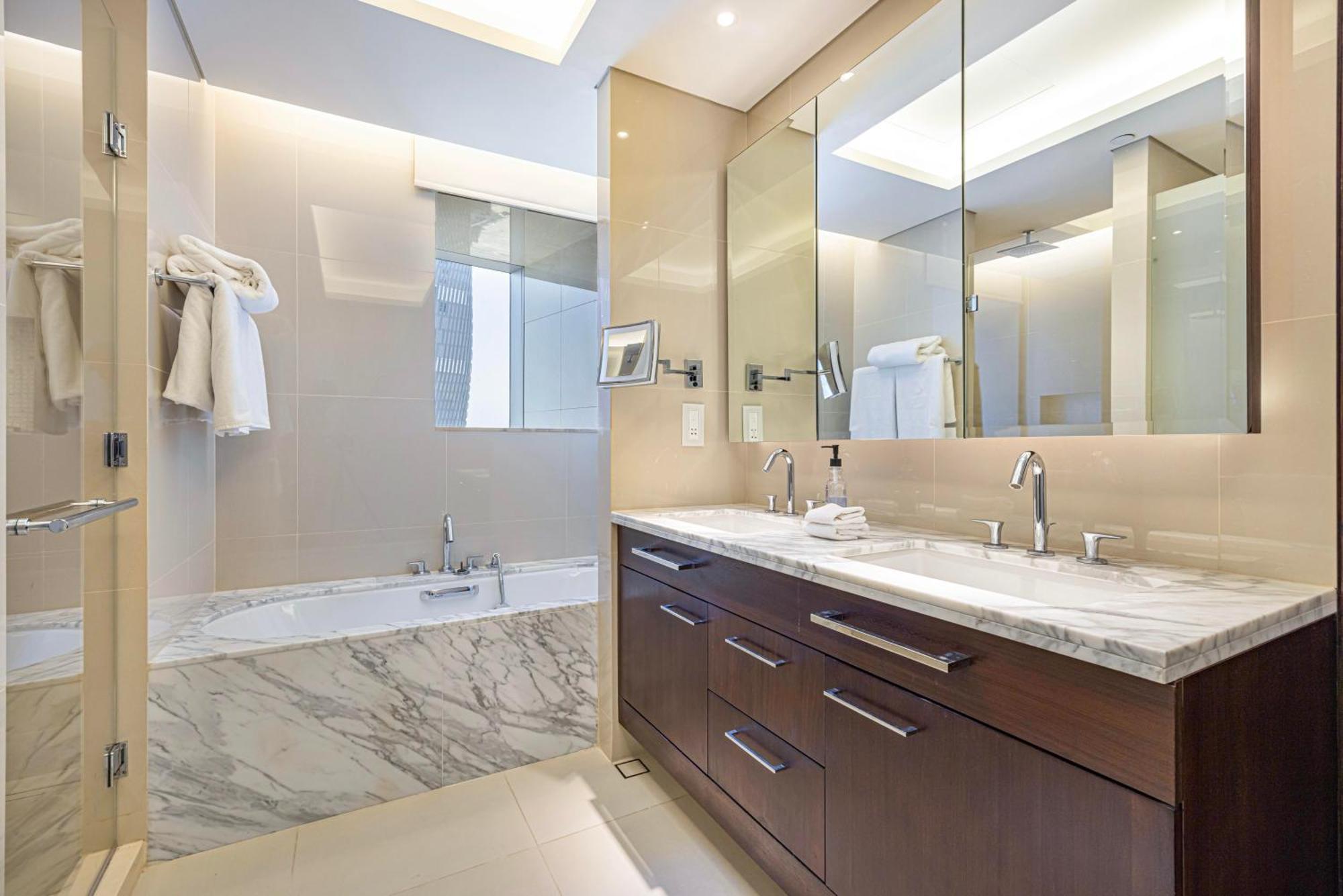 Apartment Easemytrip - Exquisite Downtown 2br In Address Skyview Tower 1 *
