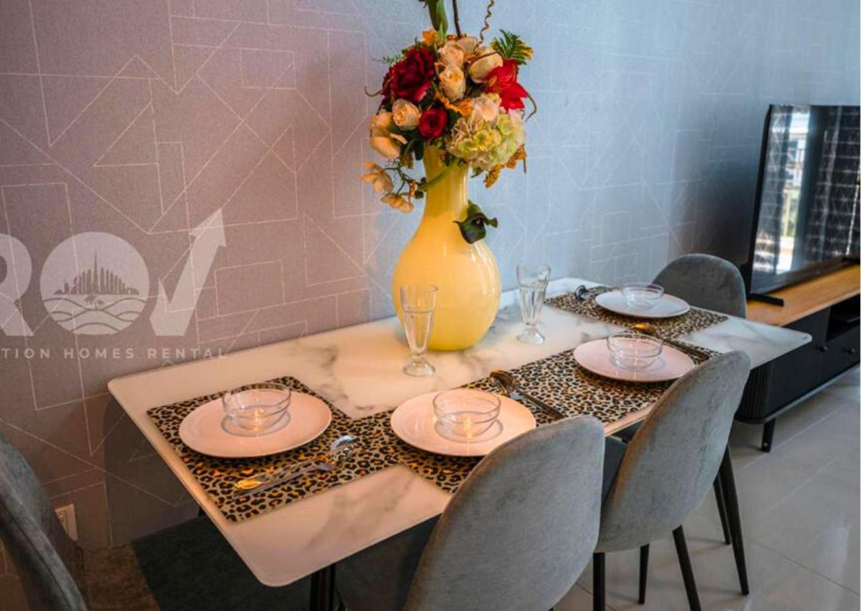 Eloquent 1br With Dedicated Study Area