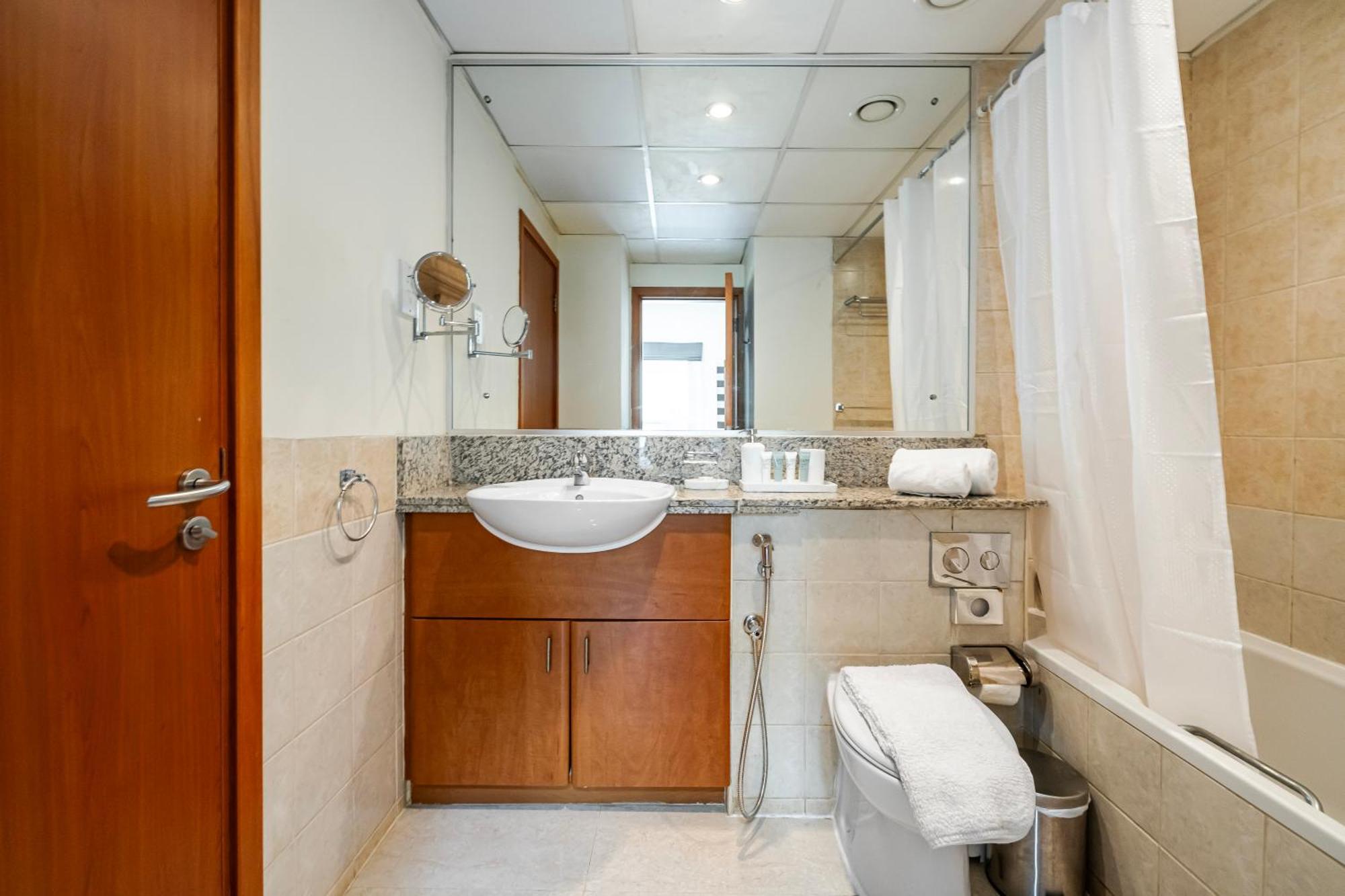 Apartment Classy 1 Bedroom In The Greens Courtyard View Dubai